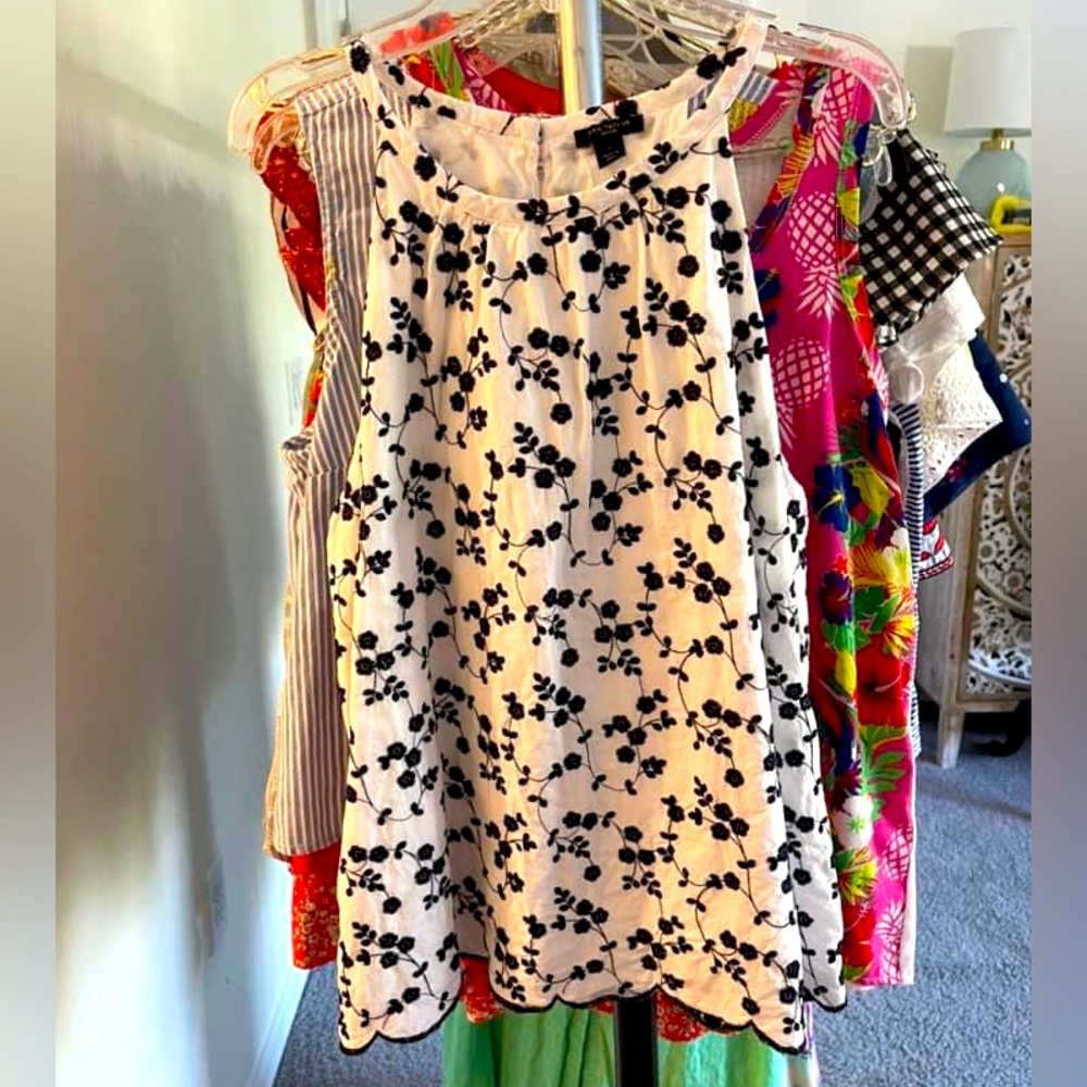 Ann Taylor embroidered navy white floral top with scalloped trim. Size LP.
